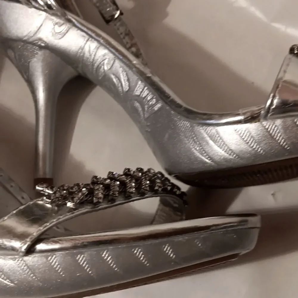 TOP Moda Silver Heels - Picture 7 of 12